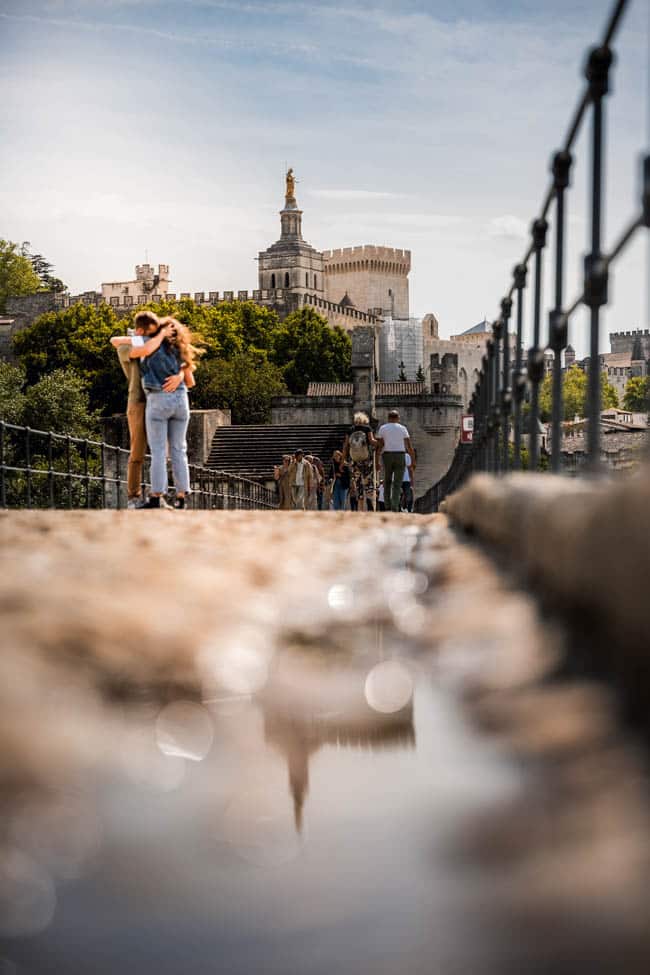 Couple s'enlassant sur le pont d'Avignon