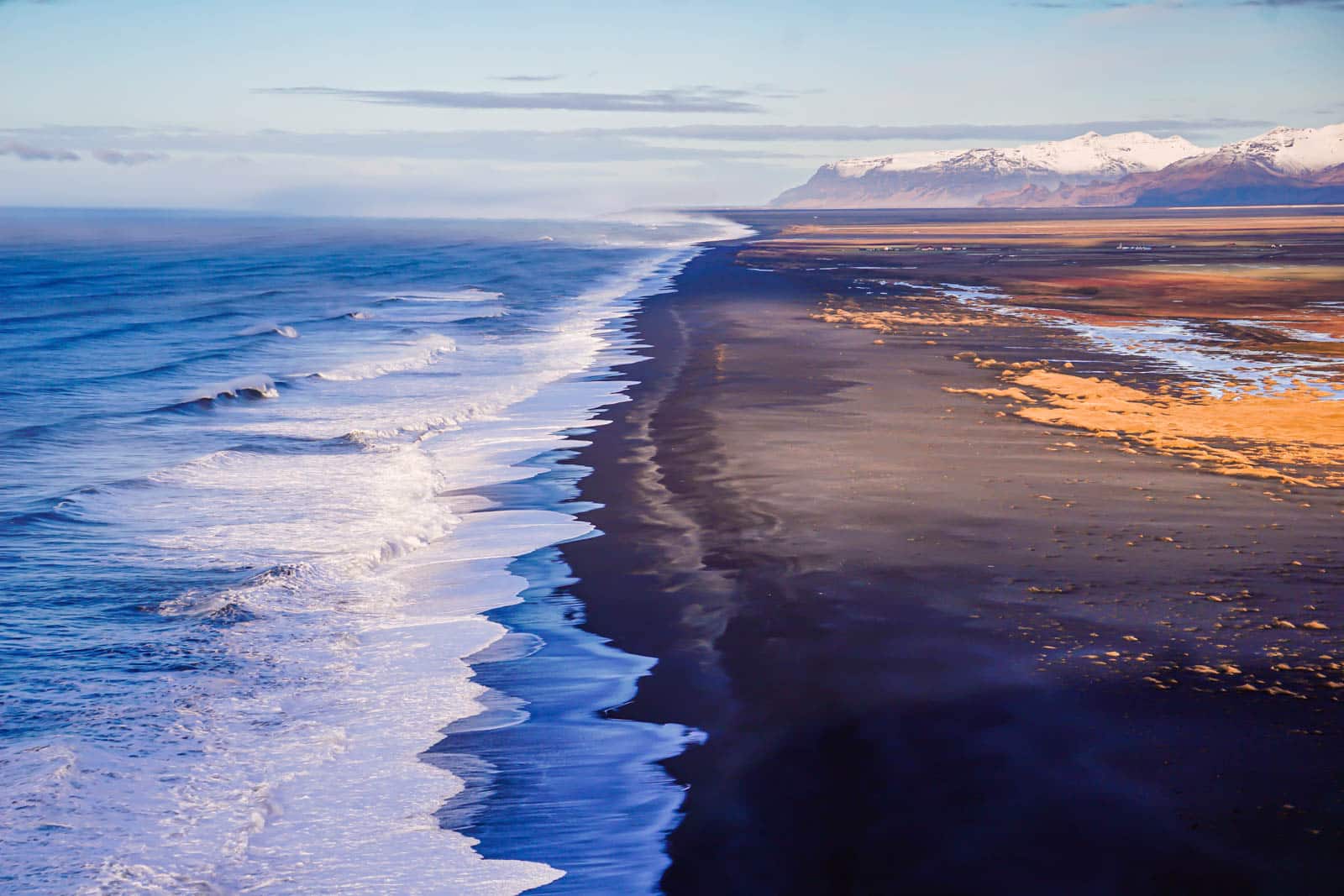 Photo d'une plage de sable noir prise depuis le promontoire de Dyrhólaey