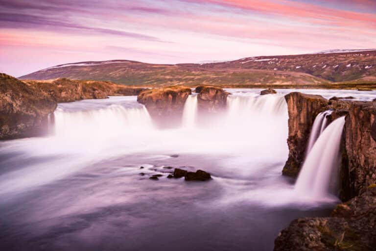 Photo de cascade en Islande sous le soleil de minuit