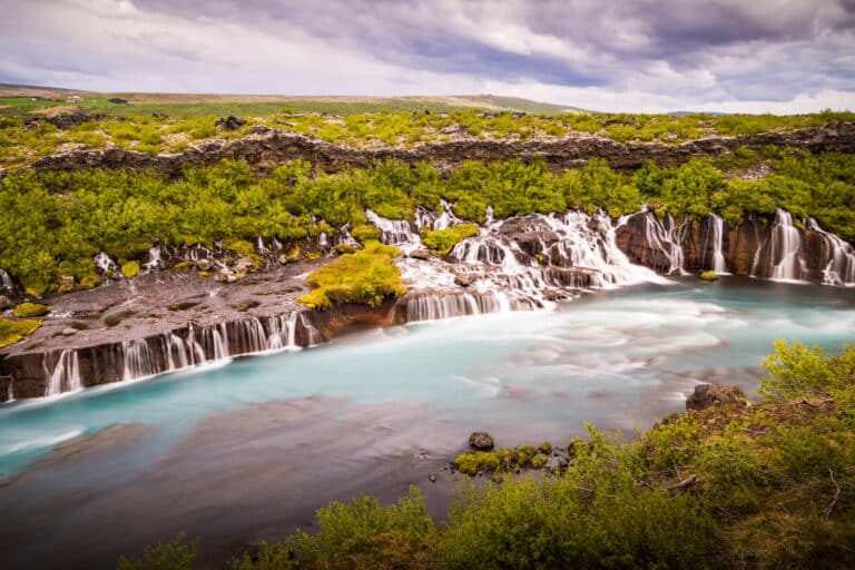 Photo des cascades Hraunfossar en Islande