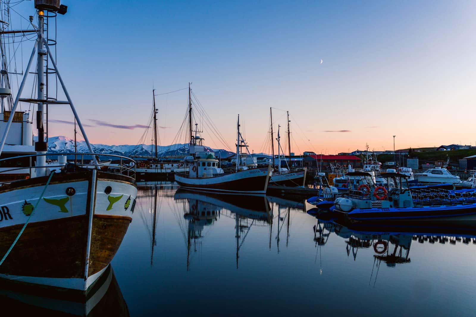 Photo du port d'Húsavík sous le soleil de minuit