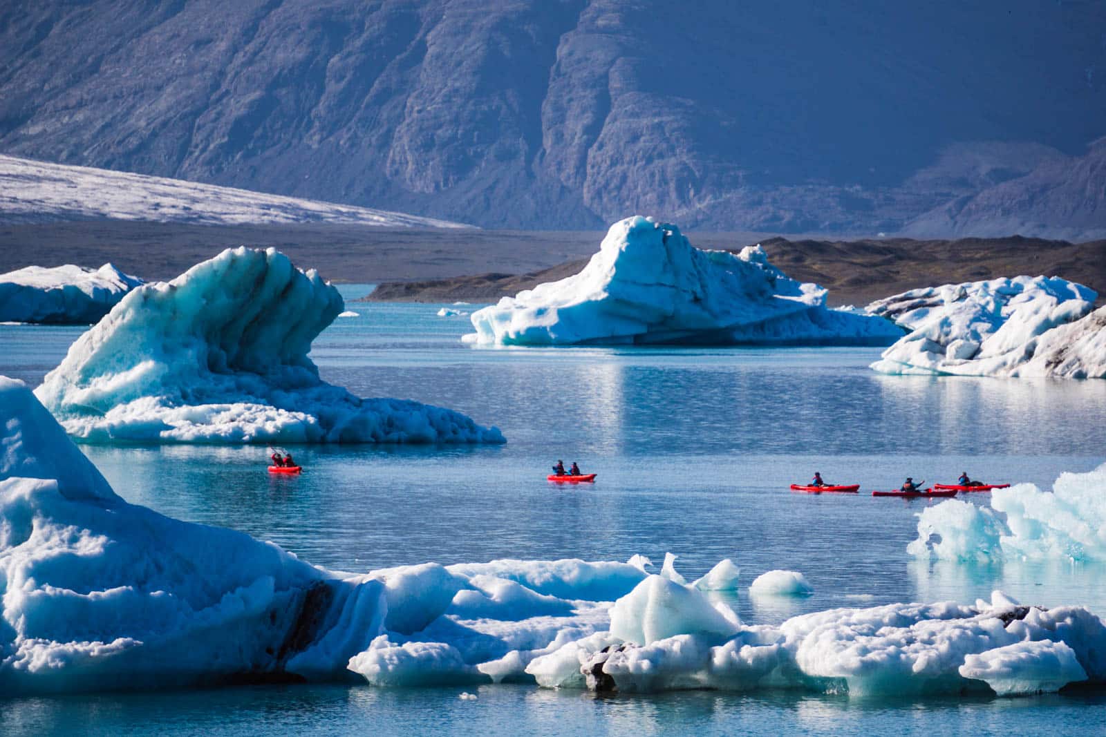 Photo de kayaks entre les icebergs du lagon Jökulsárlón