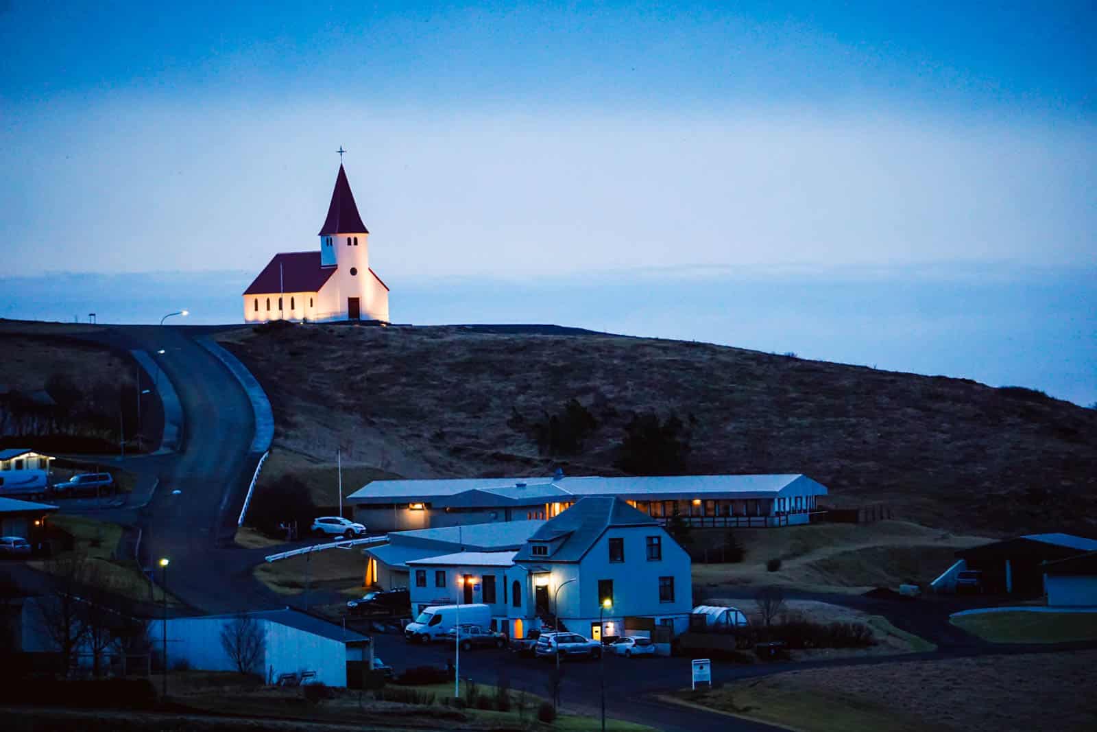 Photo de l'église de Vík í Mýrdal de nuit