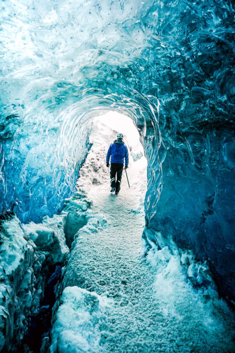 Photo d'une personne sortant d'une grotte de glace en Islande