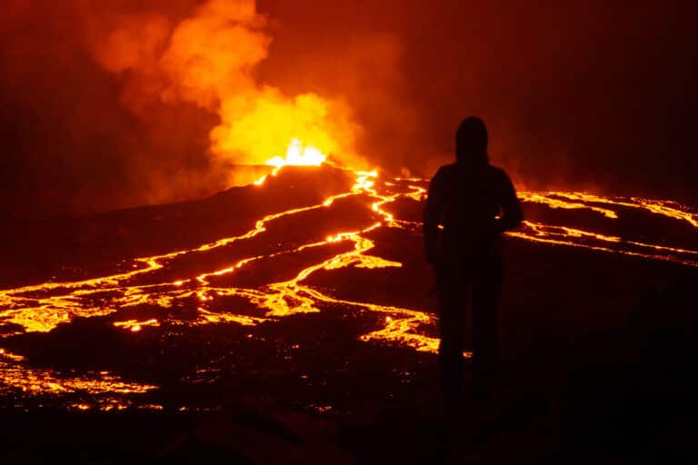Photo d'une personne face à l'éruption du Fagradalsfjall en Islande