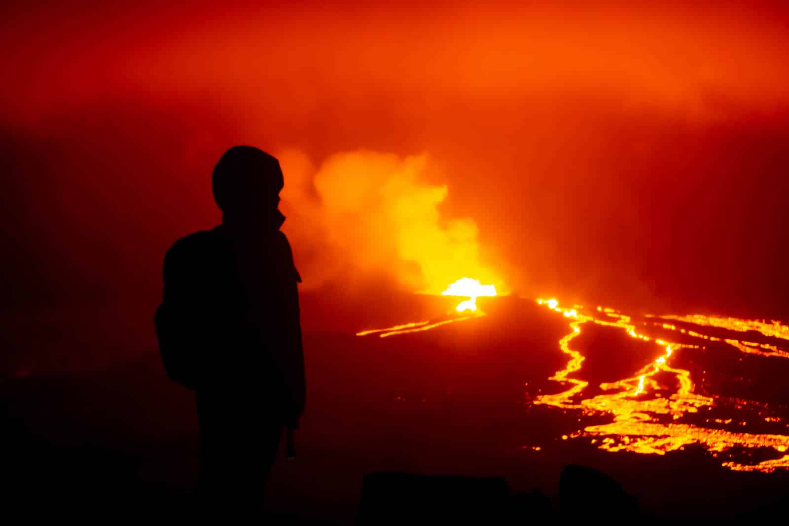 Personne faisant face à l’éruption du volcan Fagradalsfjall en islande