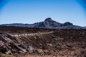 Route dans le parc national du Teide à Tenerife dans les Îles Canaries