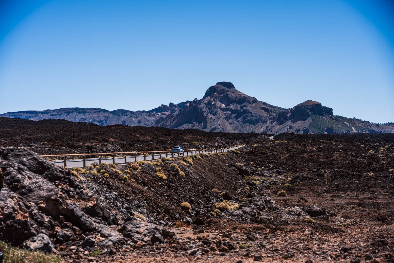 Route dans le parc national du Teide à Tenerife dans les Îles Canaries