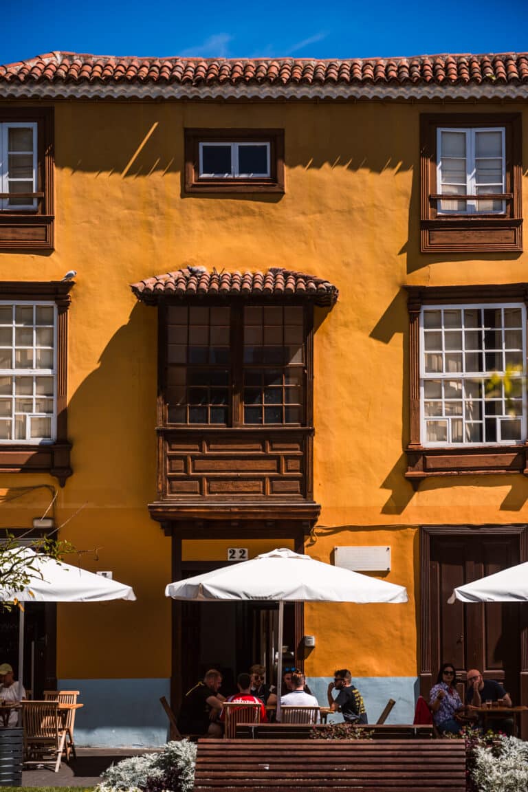 Photo de façades colorées et cafés à La Laguna