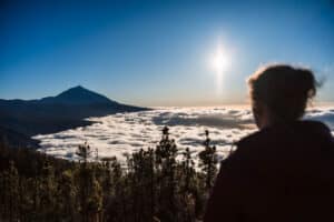 Femme face au Teide au moment du coucher de soleil