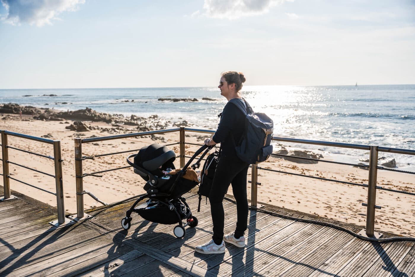 Bebe au bord de la mer dans la region de Porto