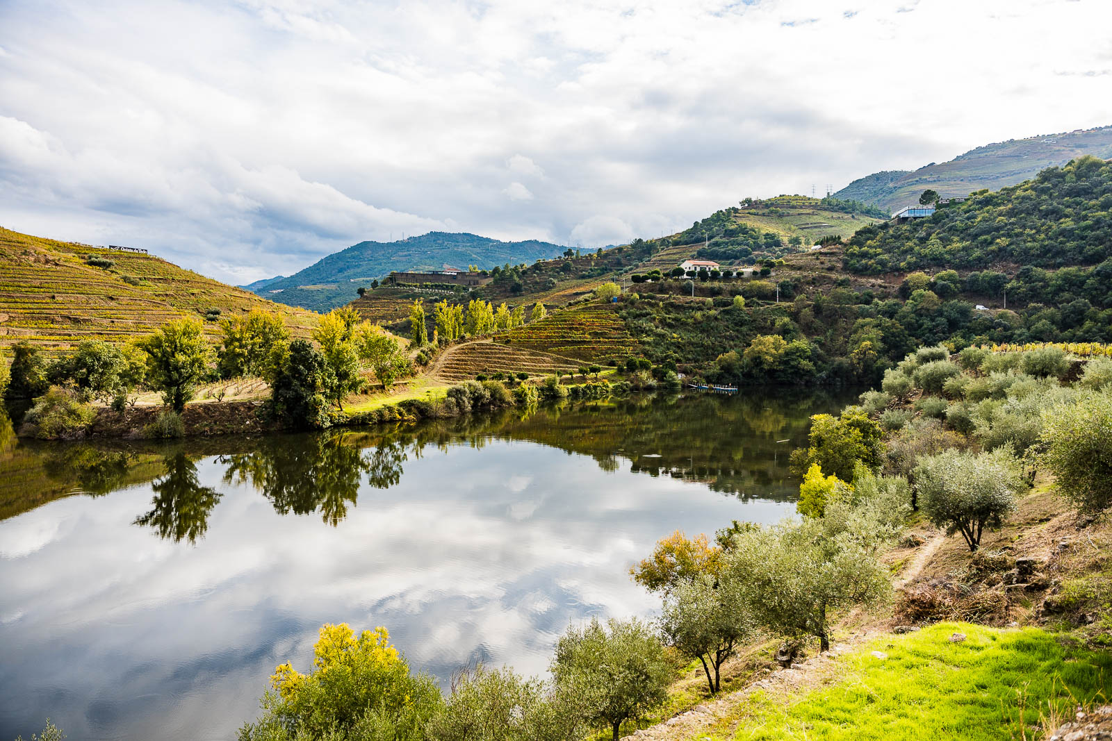 Photo d'un lac dans la vallée du Douro