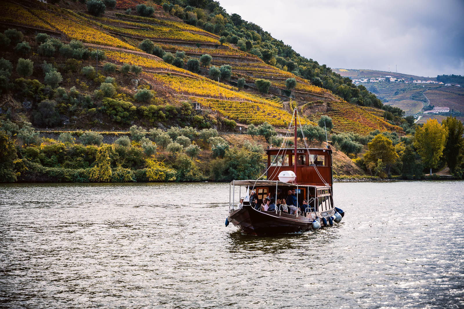 Photo d'un bateau traditionnel dans la vallée du Douro