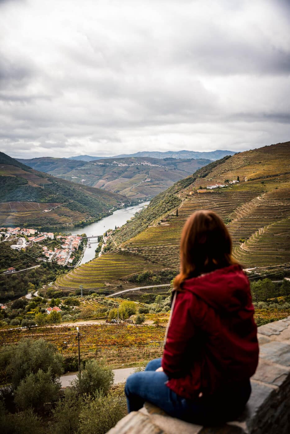 Femme regardant la vallée du Douro