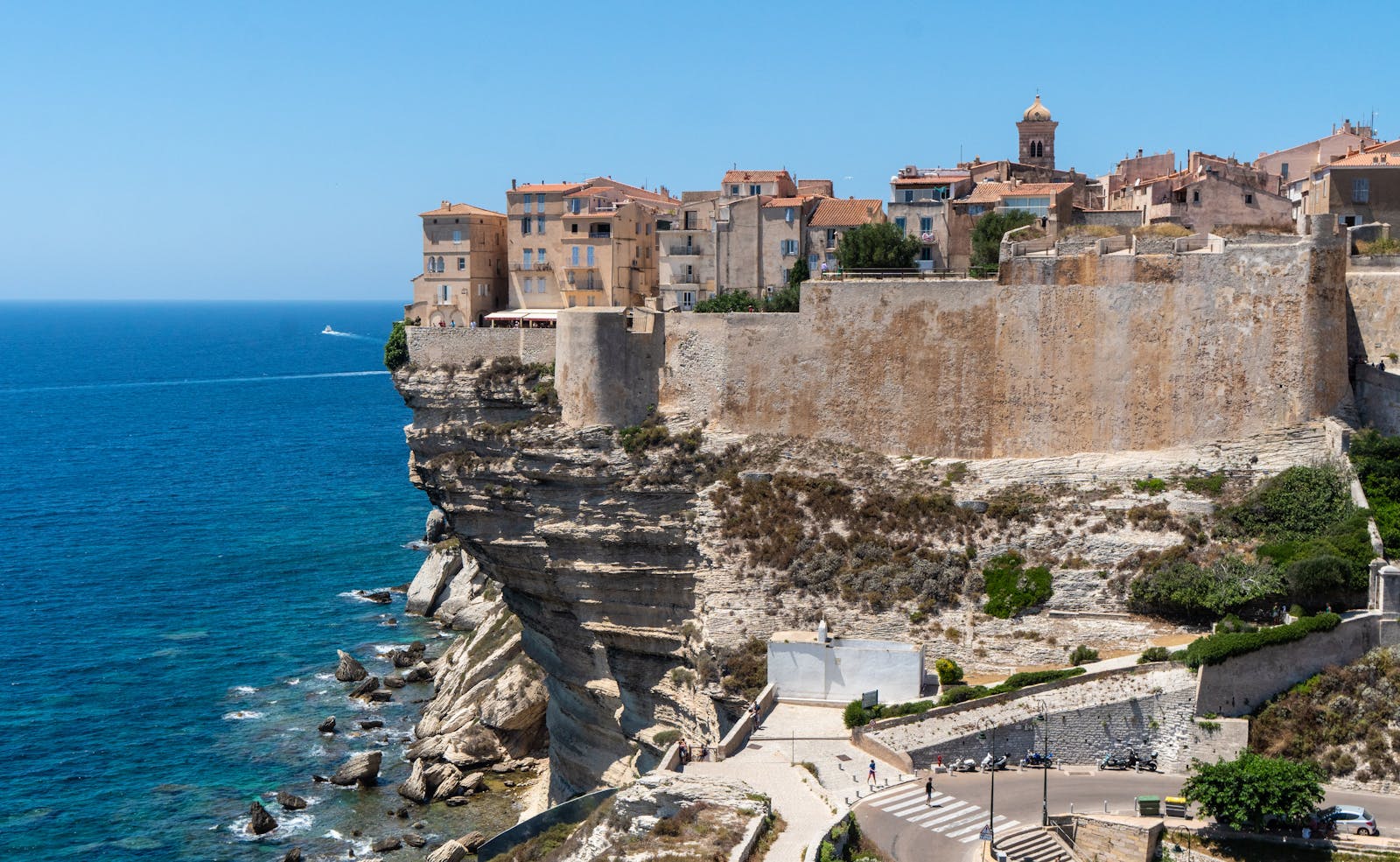 Bonifacio en Corse avec ses maisons suspendues au-dessus des falaises