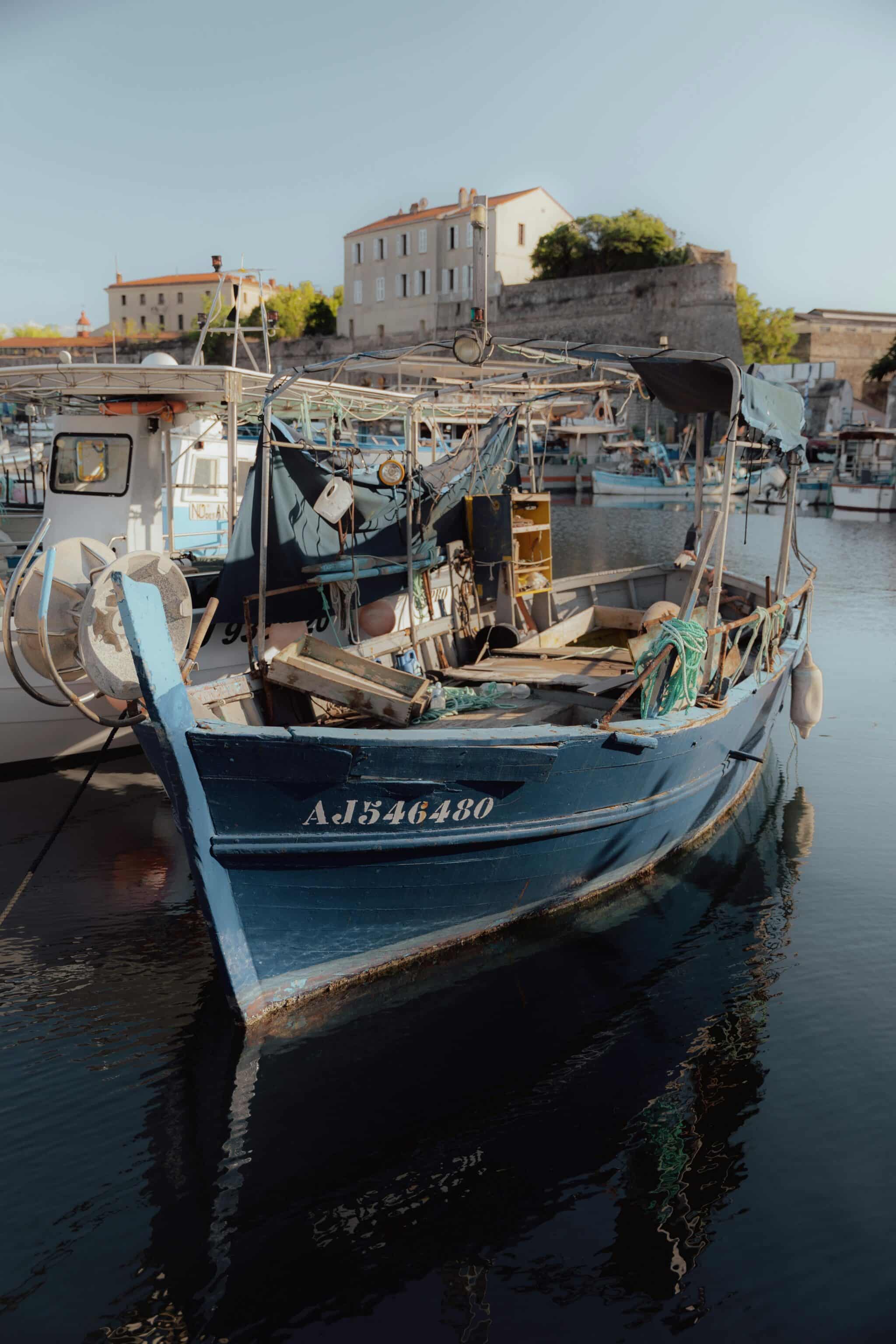 Bateau bleu dans un port en Corse
