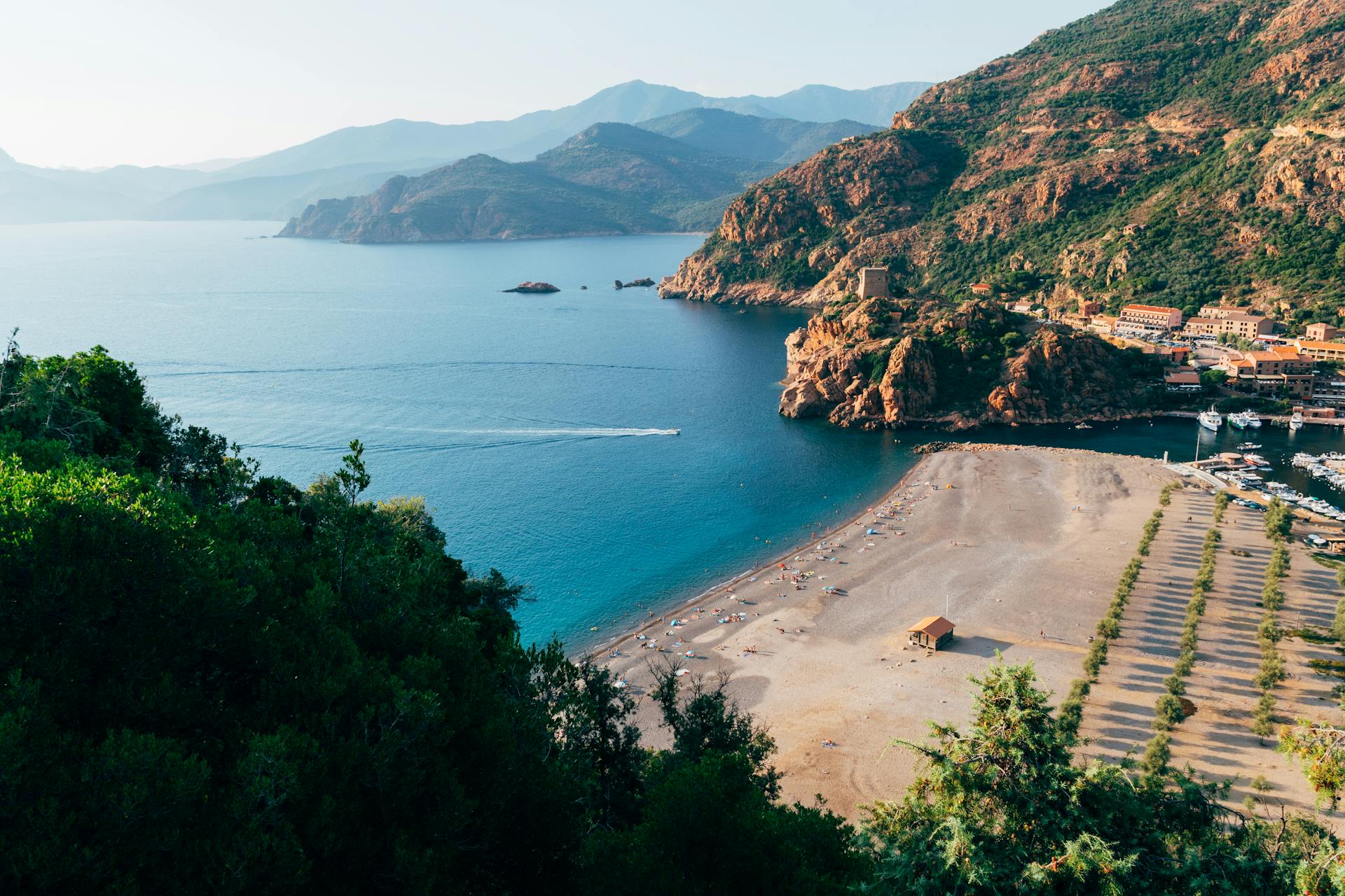 La plage d'Ota en Corse du sud, entourée par la forêt les montagnes