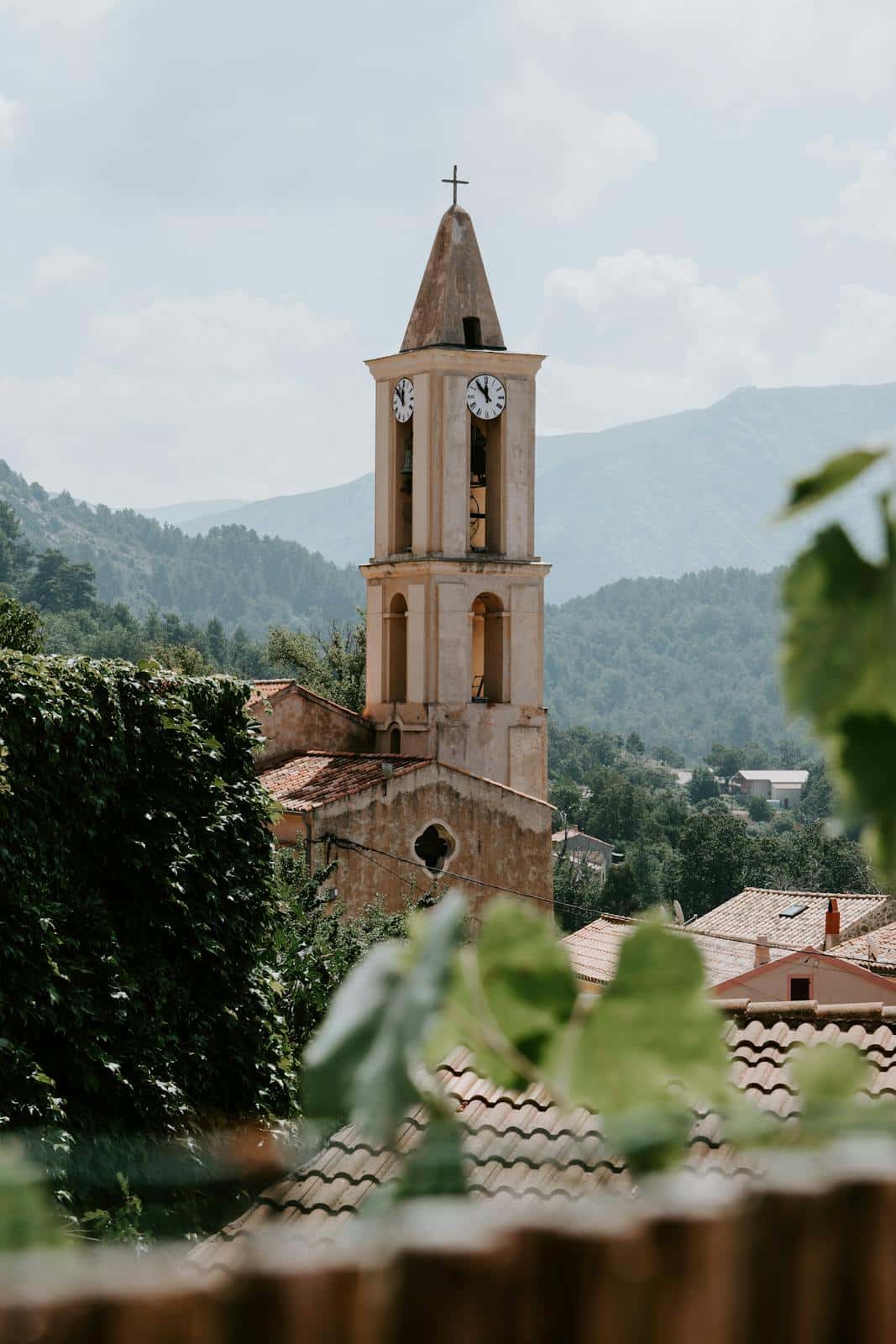 Clocher d'église dans un village Corse