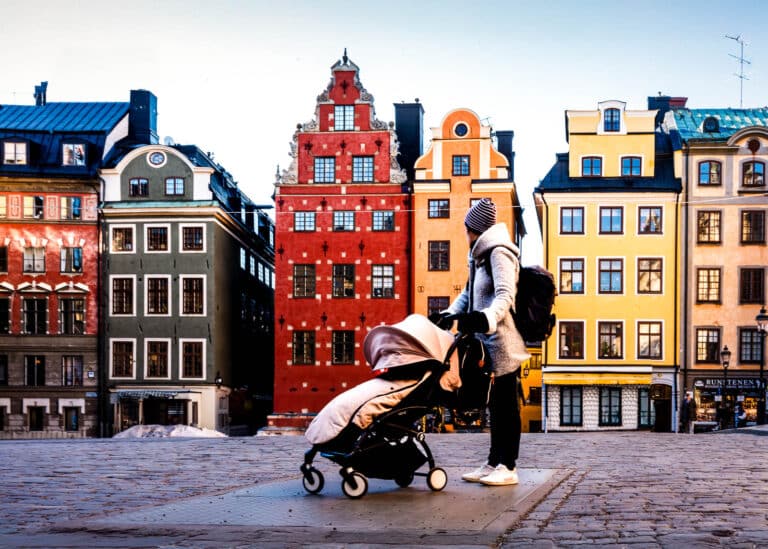 La place Gamla Stan, à Stockholm avec une poussette