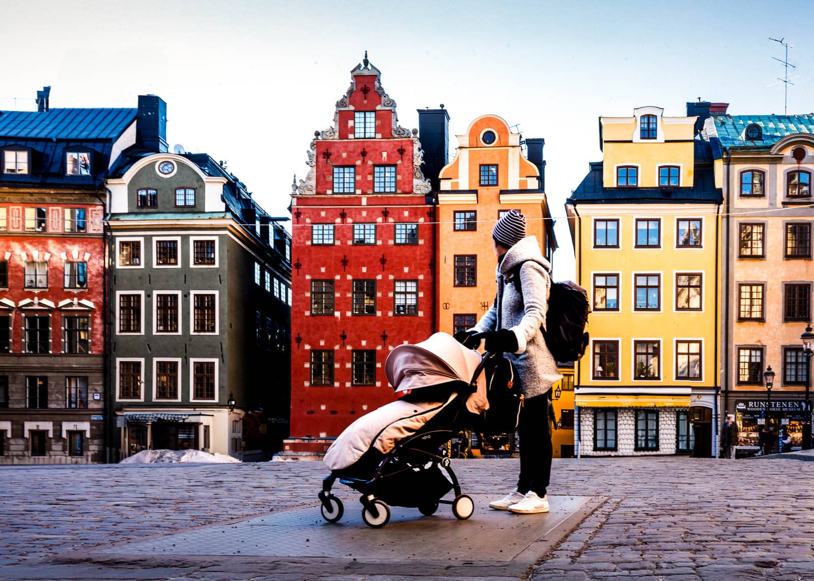 La place Gamla Stan, à Stockholm avec une poussette