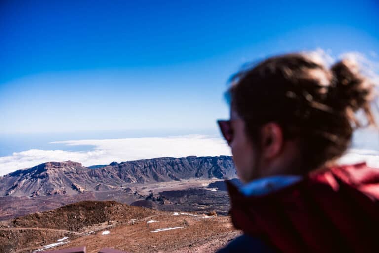 Femme au sommet du telepherique du Teide