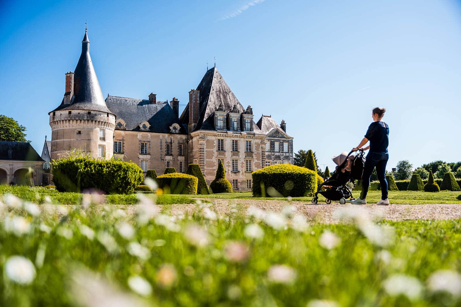 Femme devant le chateau d'Azay le Ferron dans l'Indre