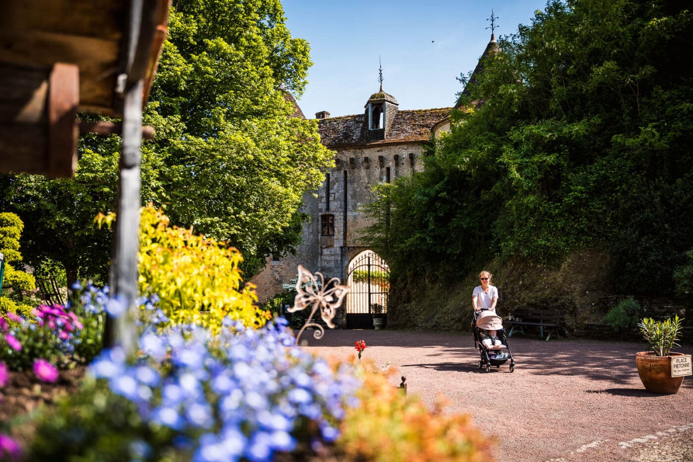 Femme devant la porte du chateau de gargilesse dans l indre