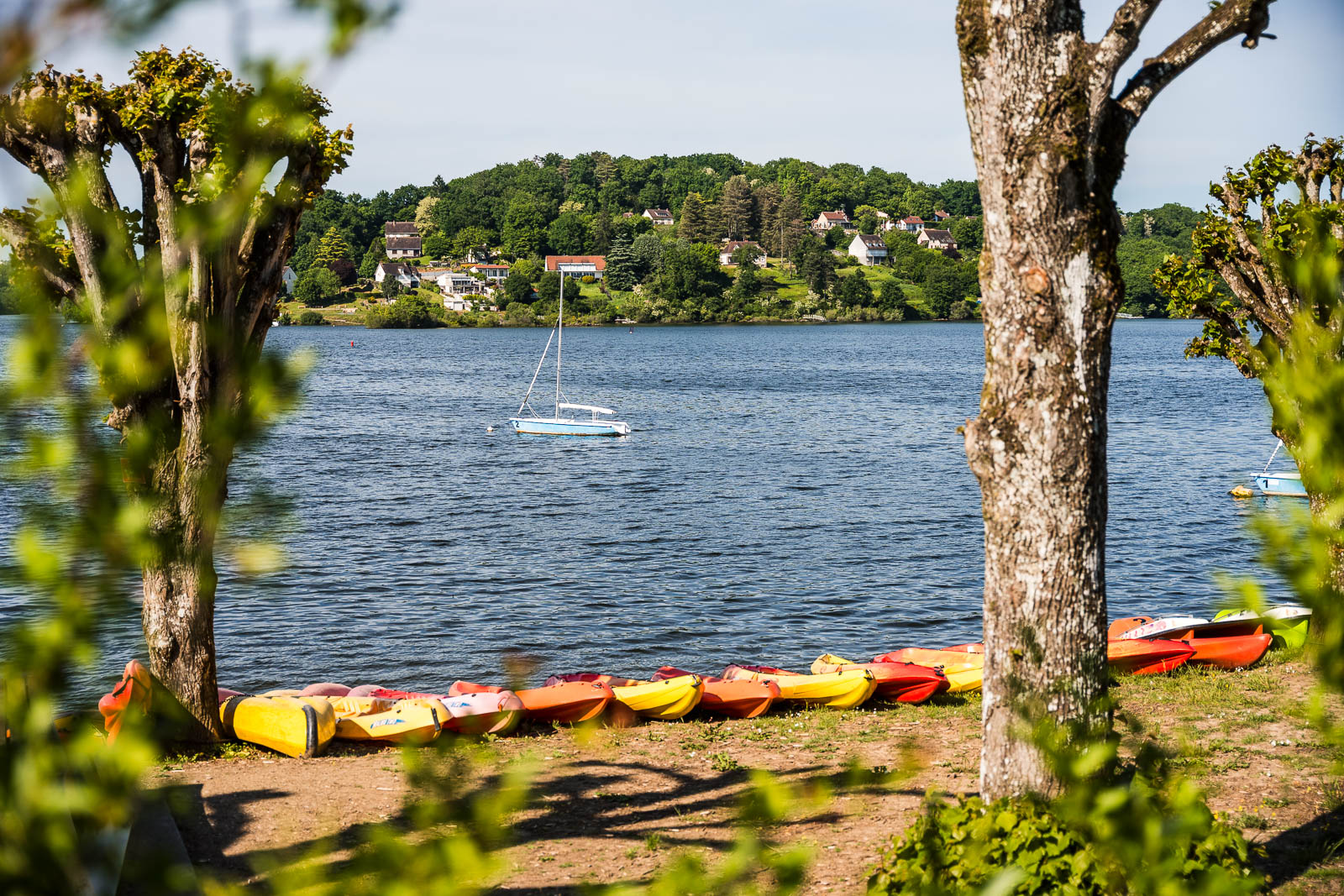 Canoe et bateau au lac d eguzon dans l indre