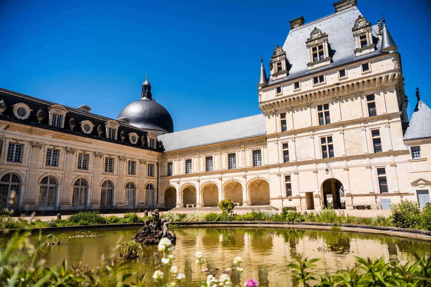 facade et fontaine du chateau de Valencay