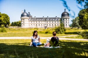 Famille devant le chateau de Valencay dans l'Indre