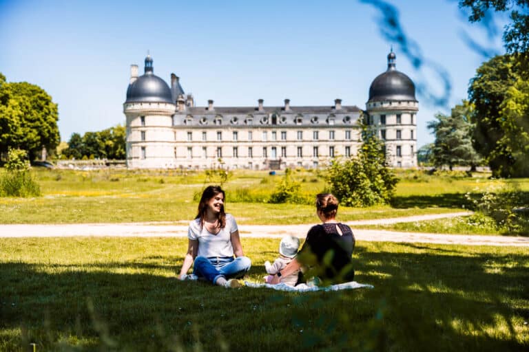 Famille devant le chateau de Valencay dans l'Indre