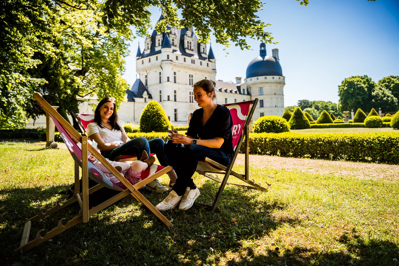 Famille devant le chateau de Valencay