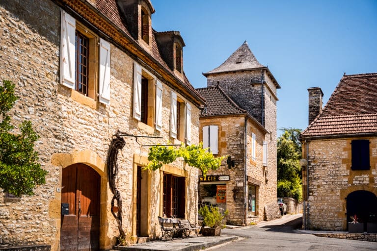Facade de maison dans le bourg de Cazals
