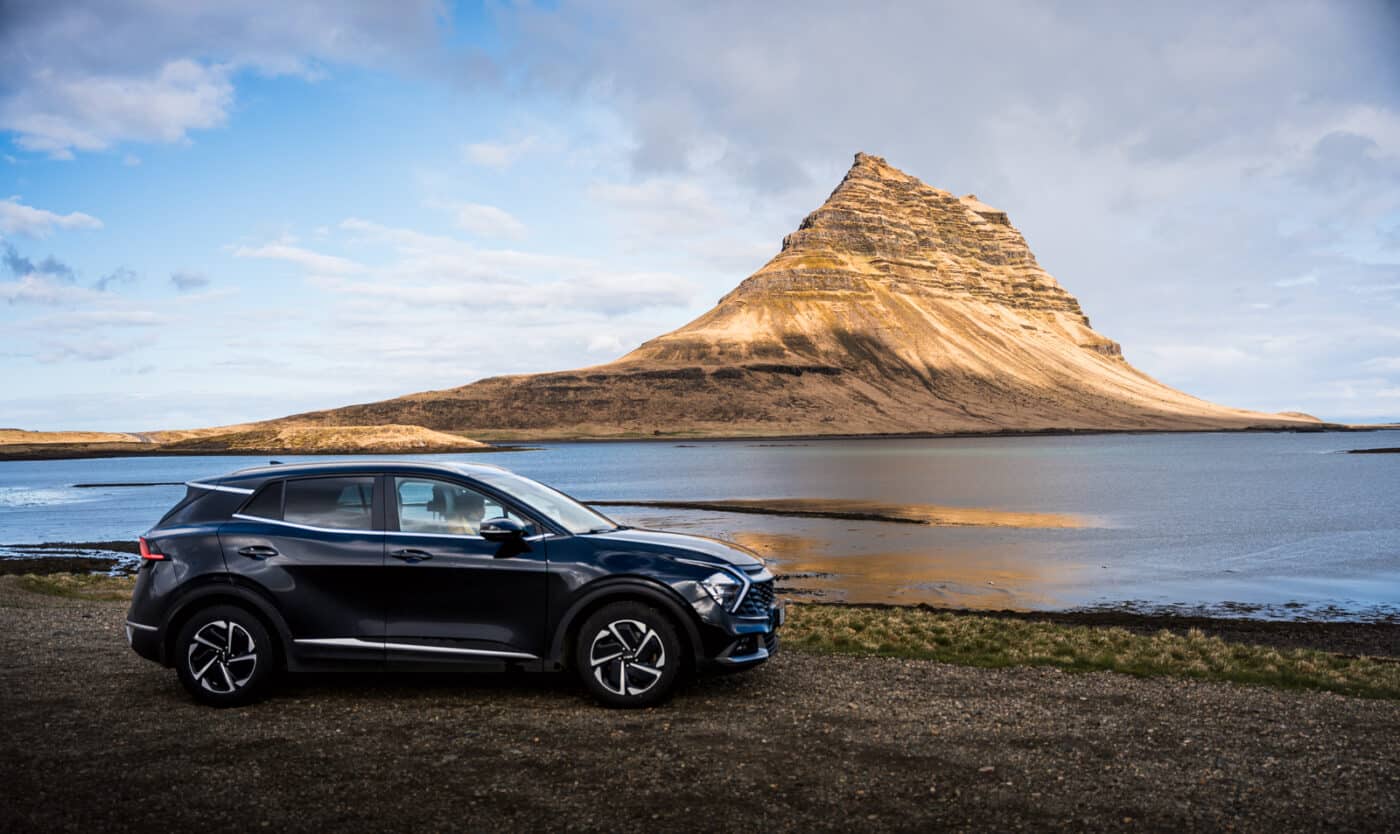Voiture devant le Mont Snaefellsnes en Islande