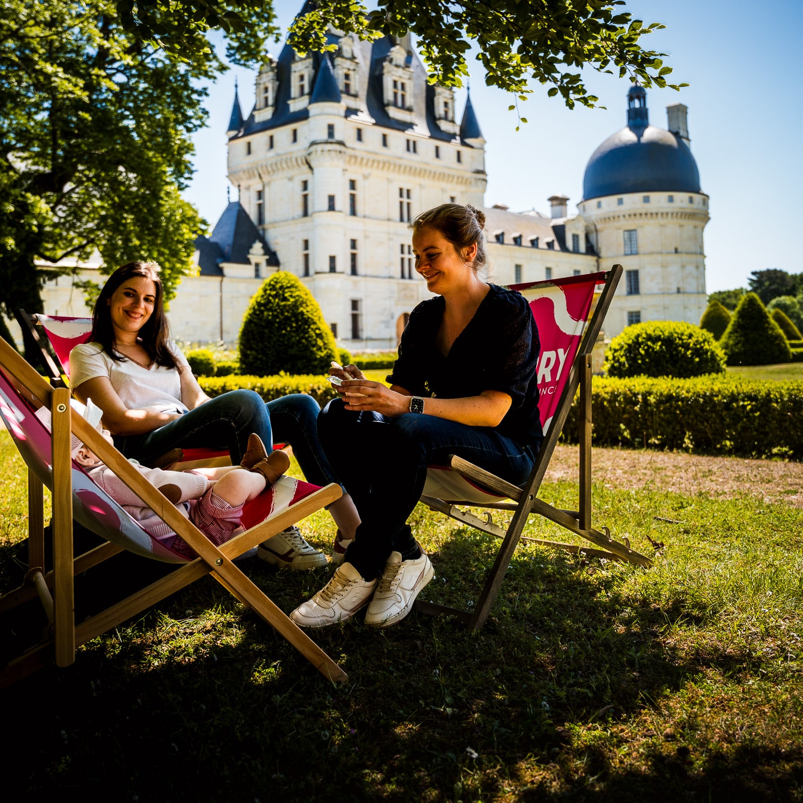 Marie et Anne en reportage devant le Château de Valençay, illustrant leur expertise sur le patrimoine français et les itinéraires hors des sentiers battus.