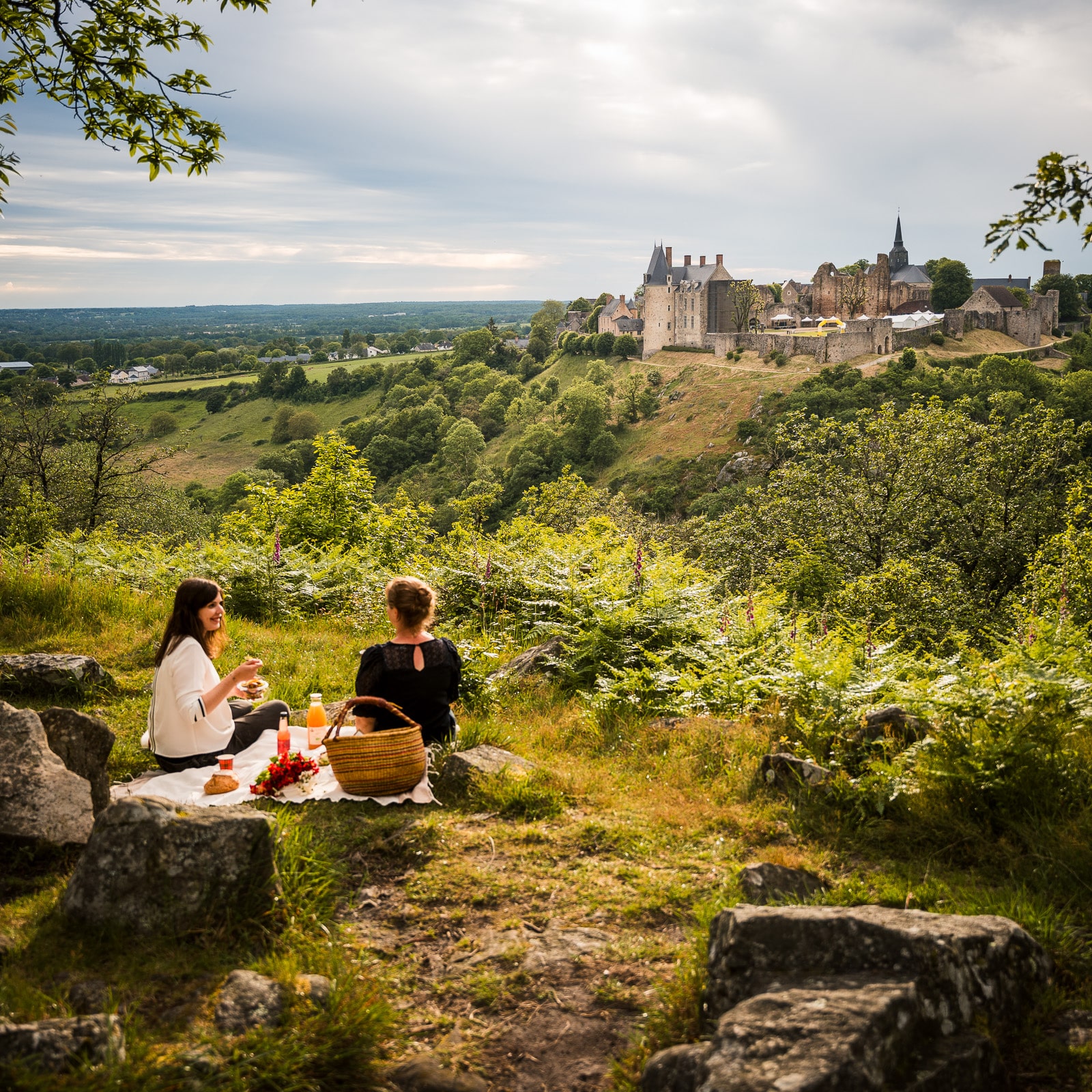 Photo du blog voyage Perspectives de voyage avec deux jeunes femme sur un point de vue face au village de Sainte Suzanne