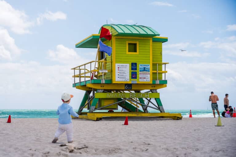 Cabane de sauveteur colorée sur la plage de Miami Beach en Floride