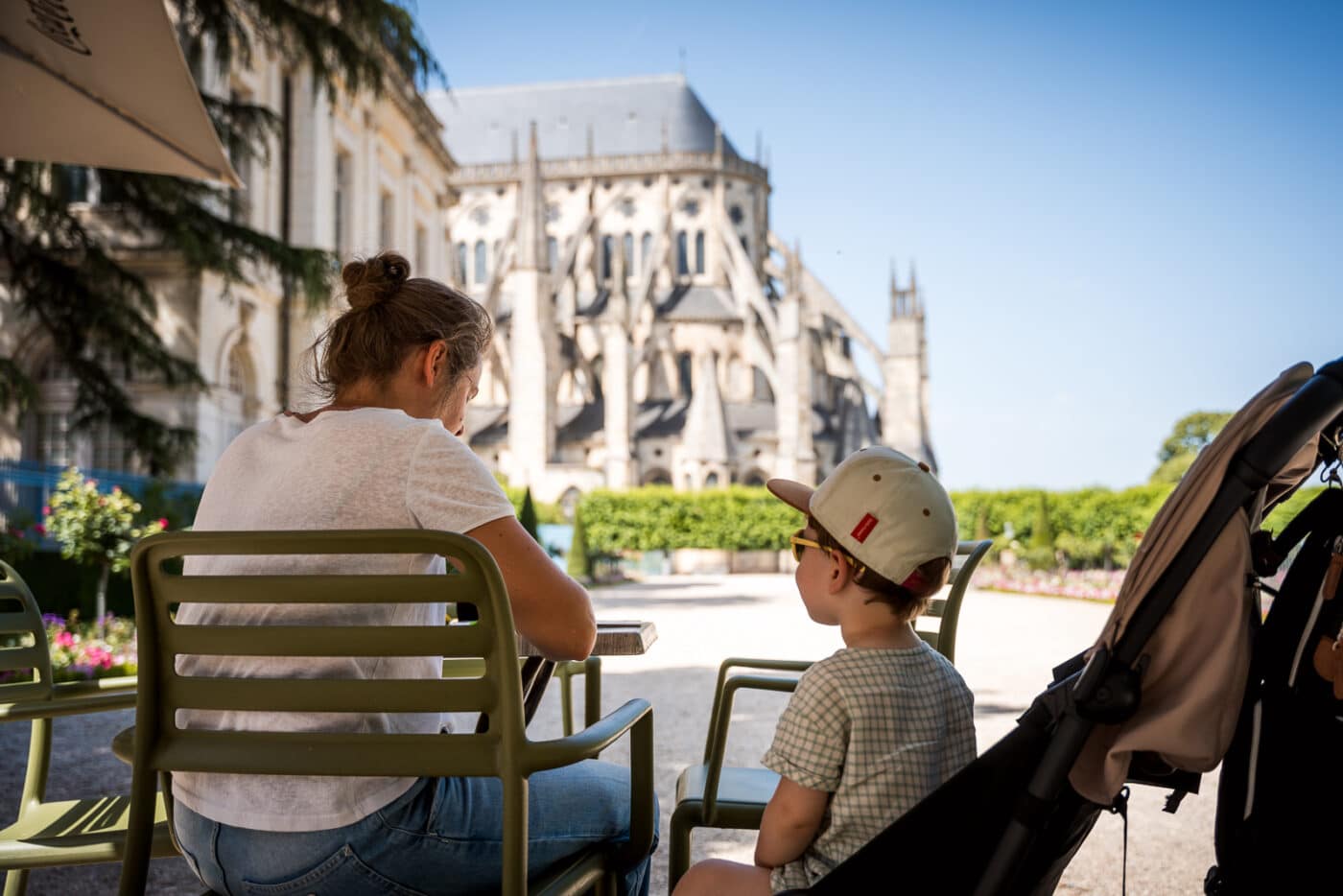 Pause en terrasse au café du jardin de l’Archevêché avec la cathédrale de Bourges en arrière-plan