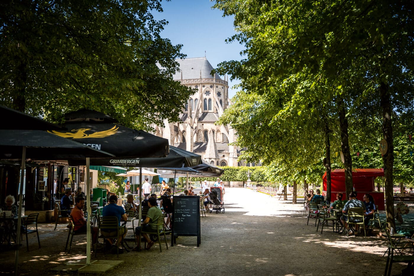 Terrasse ombragée dans le jardin de l’Archevêché avec vue sur la cathédrale de Bourges