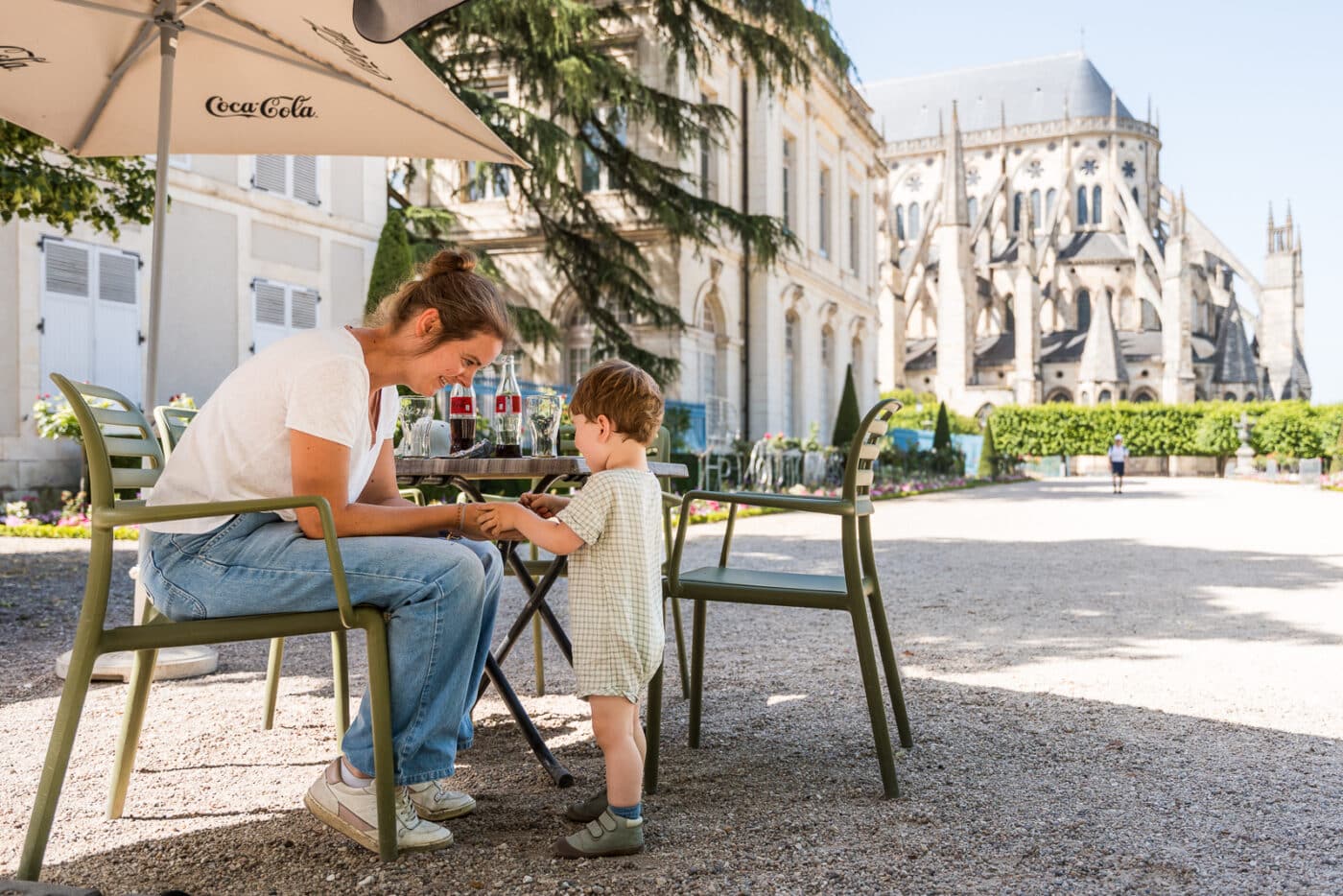 Pause en famille au jardin de l’Archevêché avec la cathédrale de Bourges en arrière-plan