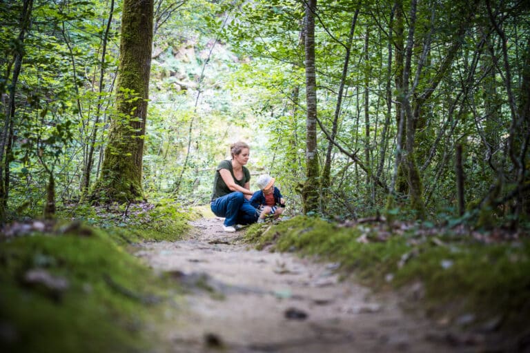 Balade avec un enfant sur un sentier ombragé du Parc des Parelles près de Nohant dans le Berry