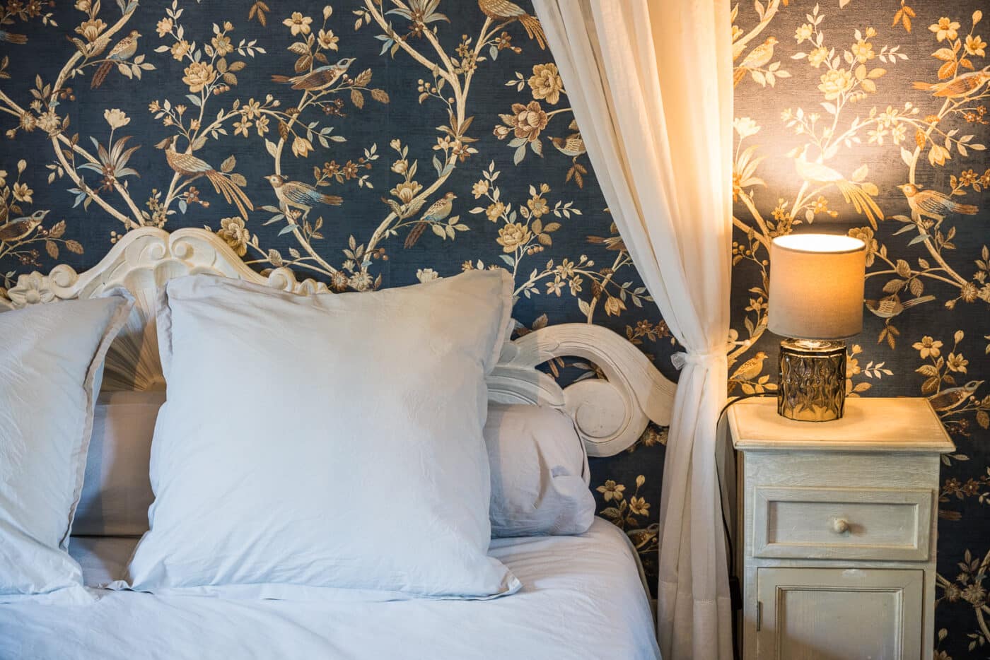 Chambre du Parc de Lesseps avec papier peint fleuri dans le Berry