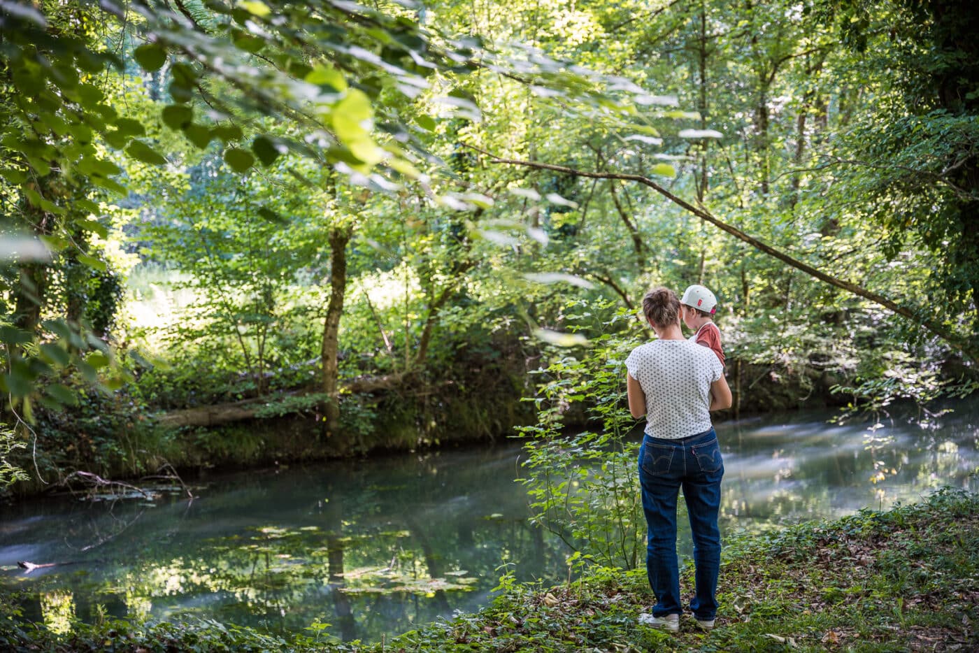 Rivière bordée d’arbres dans le parc du Parc de Lesseps dans le Berry