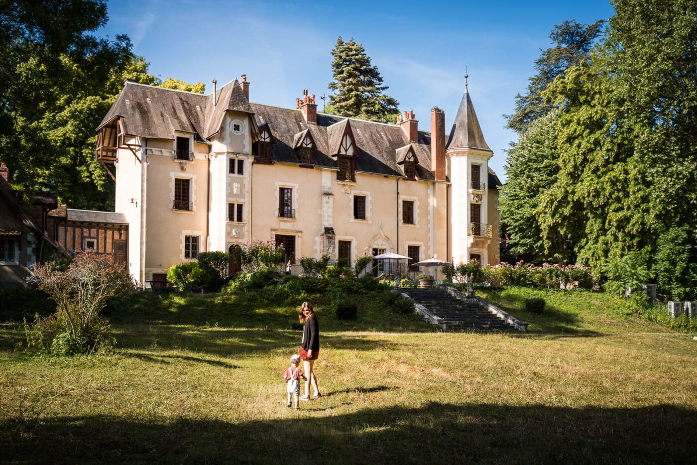 Façade du Parc de Lesseps dans un grand parc arboré de la campagne berrichonne