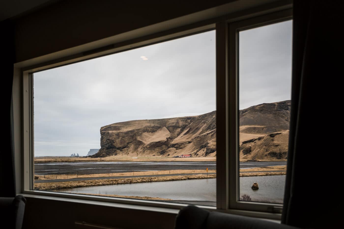 Vue depuis l’Hotel Katla vers les paysages de Reynisfjara et Vík en Islande