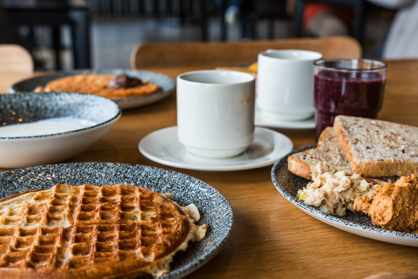 Petit déjeuner avec gaufres et café à l’Hotel Katla près de Vík en Islande