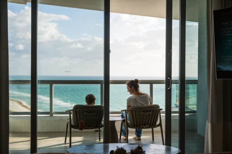 Vue sur l’océan depuis un hébergement en Floride lors d’un voyage en famille