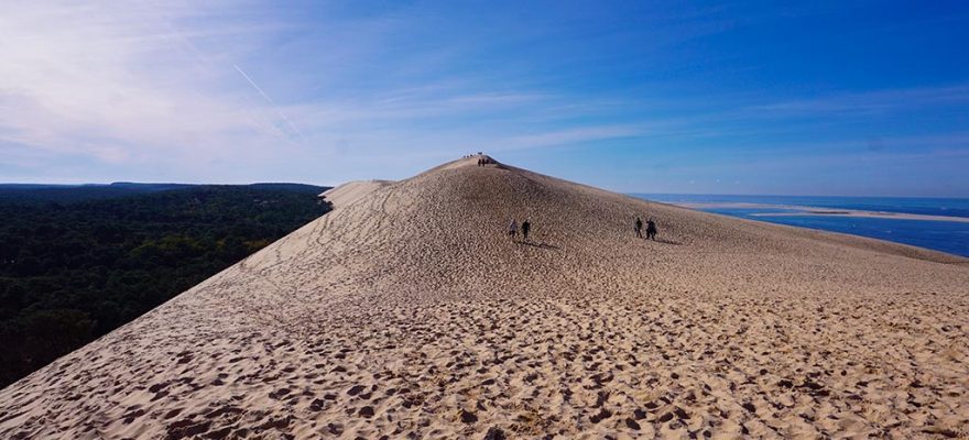 Image de la Dune du Pilat avec vue sur la mer et la forêt