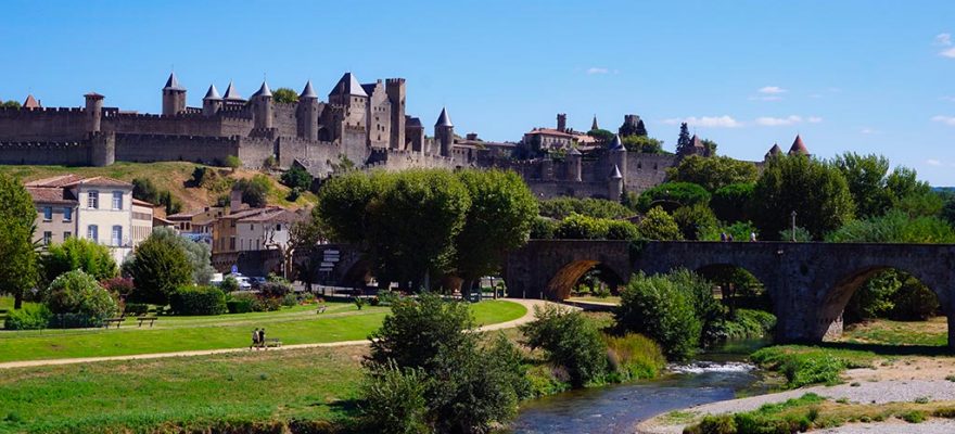 Photographie de la cité médiévale de Carcassonne depuis les bords de l'Aude