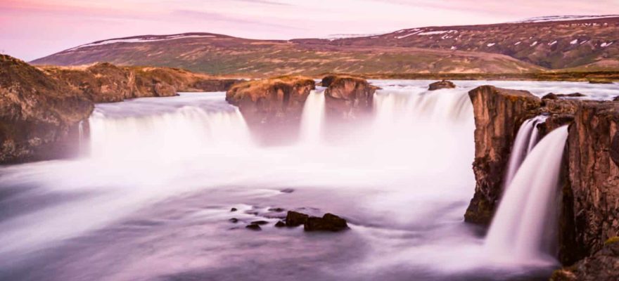 Photo de cascade en Islande sous le soleil de minuit